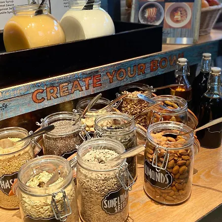 Schulz At The East Side Gallery ברלין