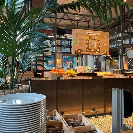 Schulz At The East Side Gallery 3* ברלין