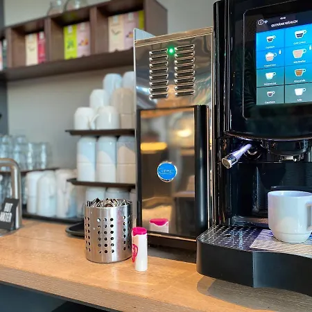 Schulz At The East Side Gallery ברלין