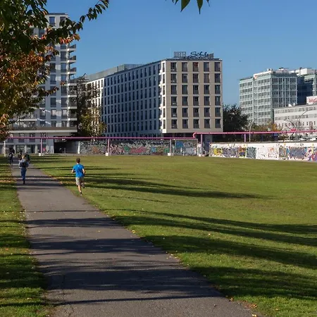 Schulz At The East Side Gallery Hotel