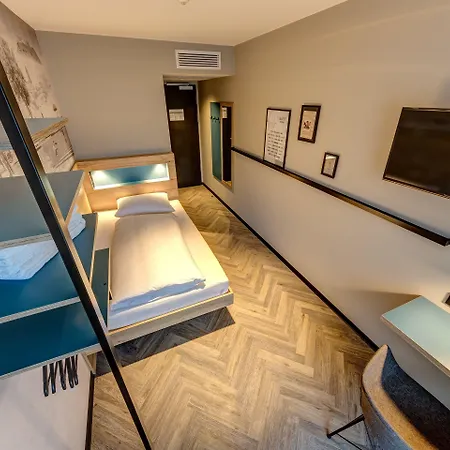 Schulz At The East Side Gallery ברלין