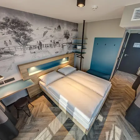 Schulz At The East Side Gallery Hotel 3*