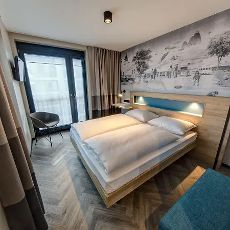 Schulz At The East Side Gallery 3* ברלין