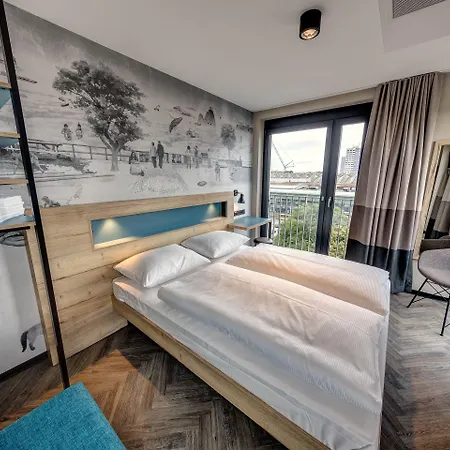 Schulz At The East Side Gallery 3* ברלין