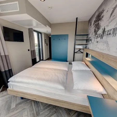 Hotel Schulz At The East Side Gallery Berlin