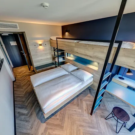 Schulz At The East Side Gallery ברלין