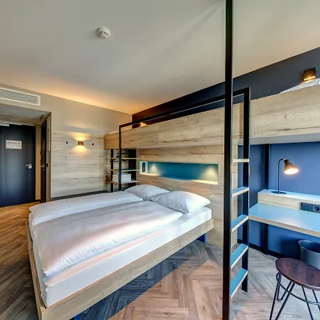 Schulz At The East Side Gallery Hotel