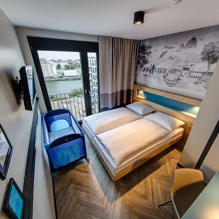 Schulz At The East Side Gallery Hotel Berlijn