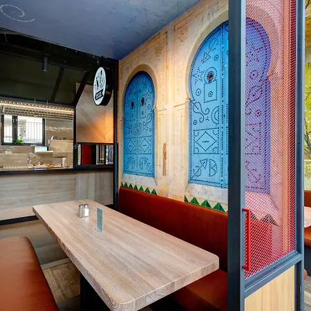 Schulz At The East Side Gallery ברלין