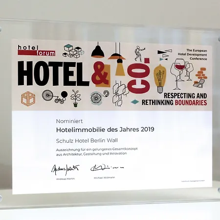 Schulz At The East Side Gallery 3* Berlijn