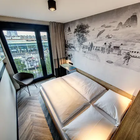 Schulz At The East Side Gallery ברלין