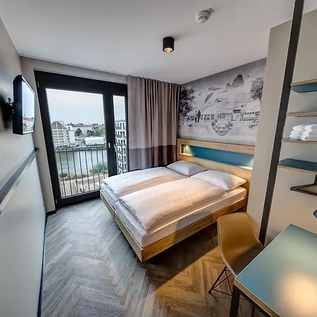 Schulz At The East Side Gallery 3*