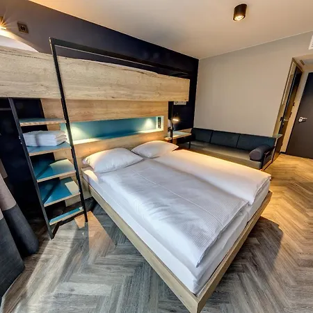 Schulz At The East Side Gallery 3* ברלין