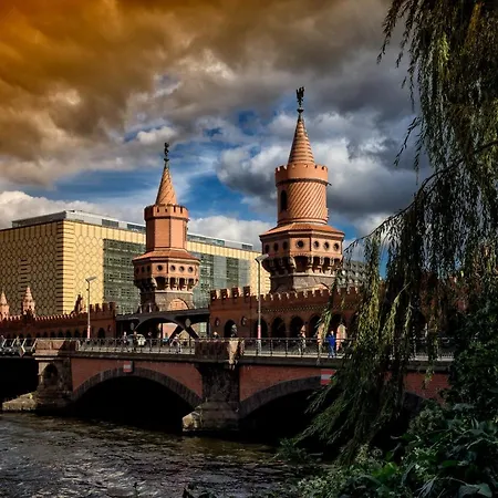 Schulz At The East Side Gallery Hotel Berlijn