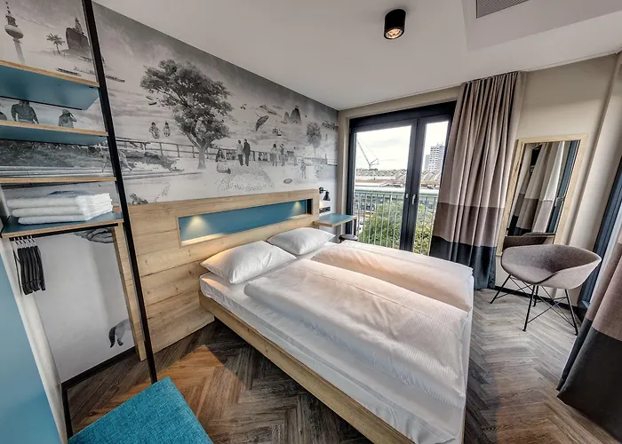 Schulz At The East Side Gallery 3* Berlin