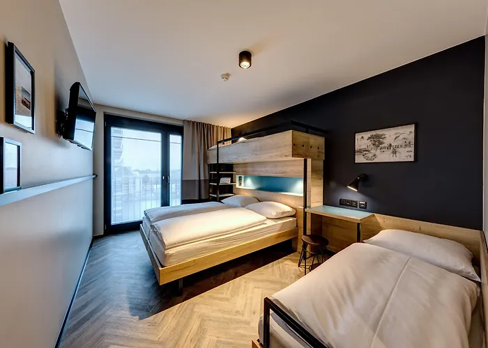 Schulz At The East Side Gallery 3*