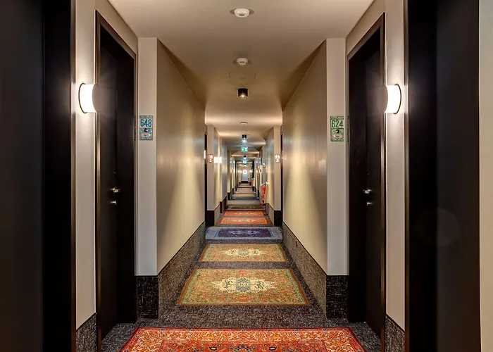 Schulz At The East Side Gallery 3* Berlín