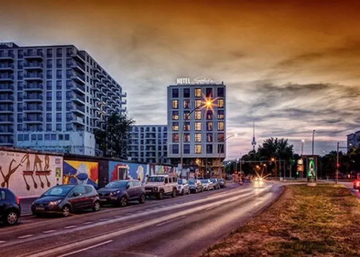 Schulz At The East Side Gallery 3* Berlín
