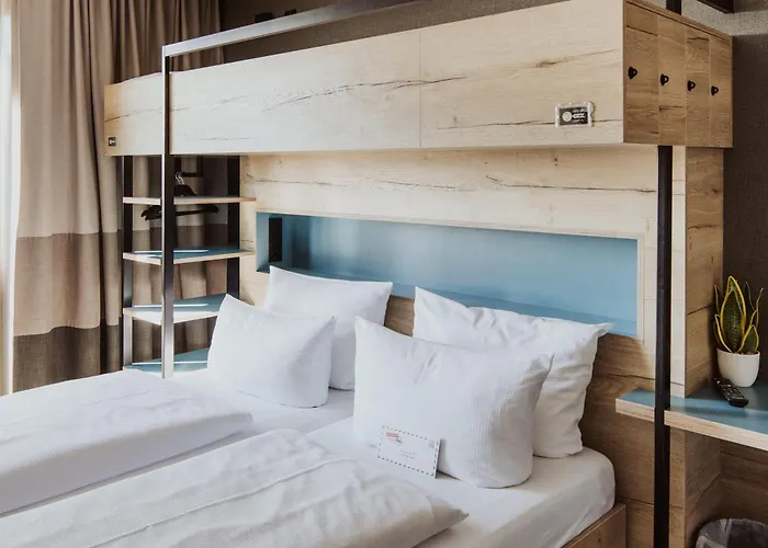 Schulz At The East Side Gallery 3*