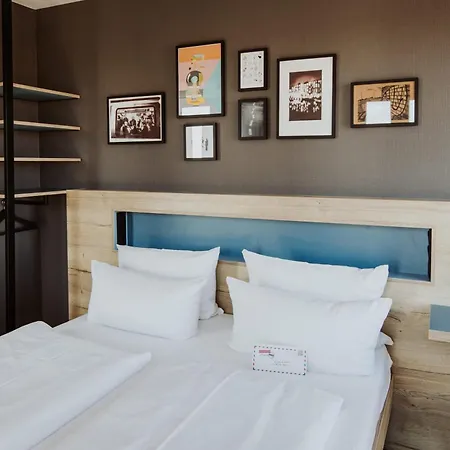 Schulz At The East Side Gallery Hotel Berlino