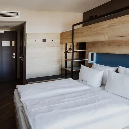 Schulz At The East Side Gallery Hotel