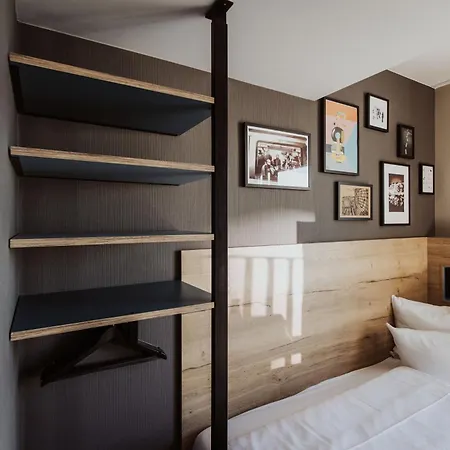 Schulz At The East Side Gallery Hotel