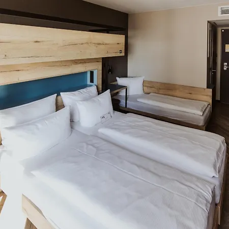 Schulz At The East Side Gallery Hotel Berlino