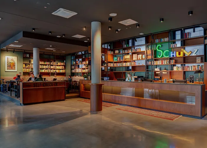 Schulz At The East Side Gallery Berlino