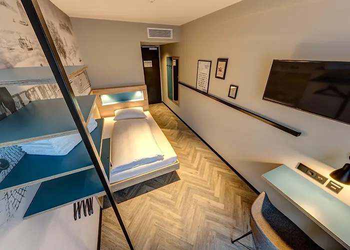 Schulz At The East Side Gallery Berlino