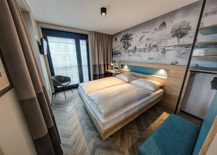 Schulz At The East Side Gallery 3* Berlino