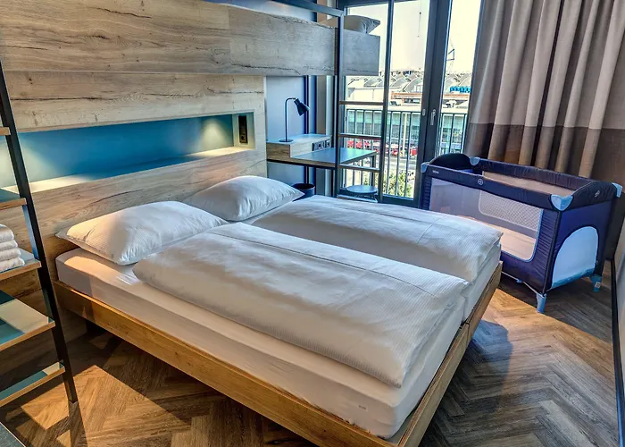 Schulz At The East Side Gallery Hotel Berlino