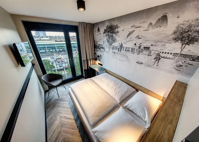 Schulz At The East Side Gallery Berlino