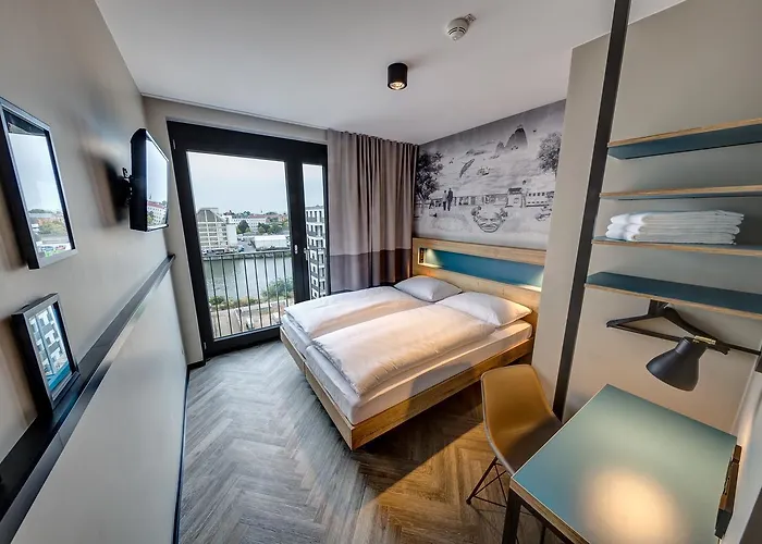 Schulz At The East Side Gallery 3*