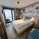 슐츠 월 앳 이스트 사이드 갤러리 3* 베를린