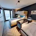 슐츠 월 앳 이스트 사이드 갤러리 호텔