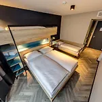 슐츠 월 앳 이스트 사이드 갤러리 호텔 3*