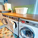 슐츠 월 앳 이스트 사이드 갤러리 호텔