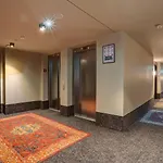 슐츠 월 앳 이스트 사이드 갤러리 호텔 3*