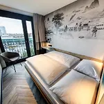 슐츠 월 앳 이스트 사이드 갤러리 호텔 3*