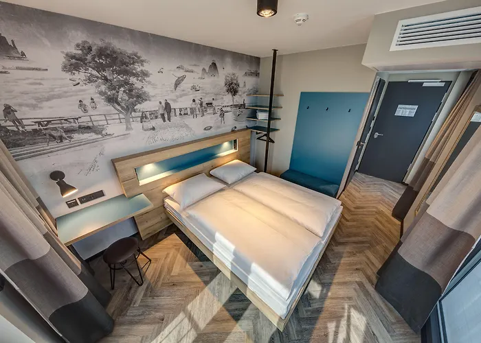 슐츠 월 앳 이스트 사이드 갤러리 호텔 3*