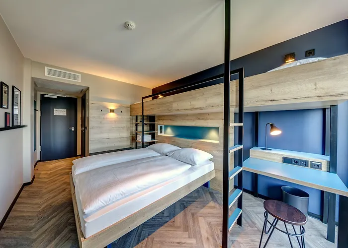 슐츠 월 앳 이스트 사이드 갤러리 호텔