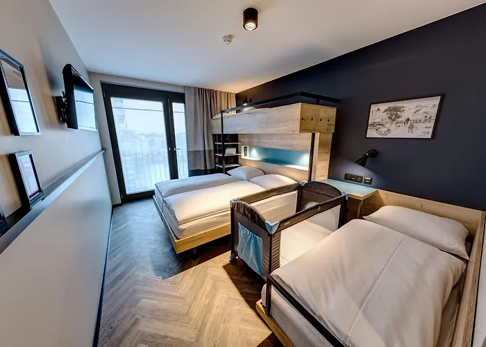 슐츠 월 앳 이스트 사이드 갤러리 호텔