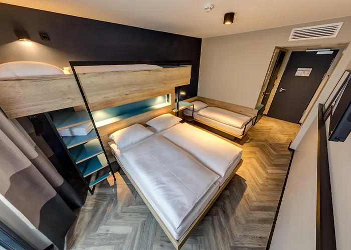 シュルツ ウォール アット ジ イースト サイド ギャラリー ホテル 3*