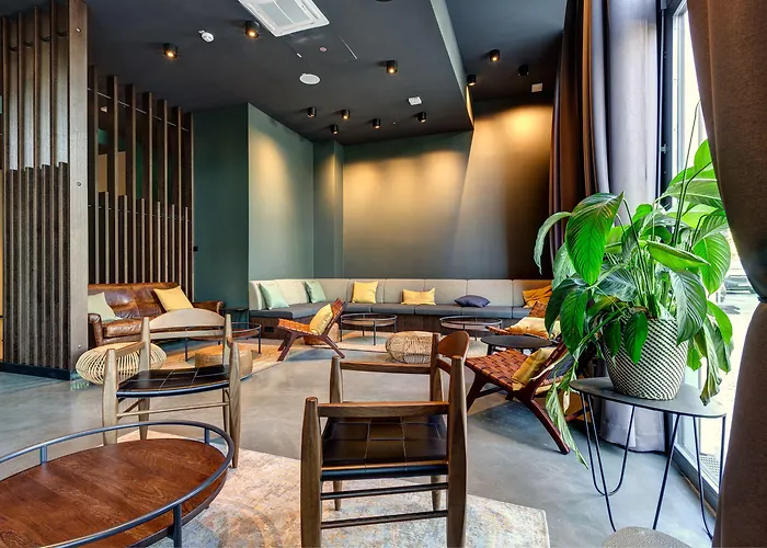 シュルツ ウォール アット ジ イースト サイド ギャラリー ホテル 3*