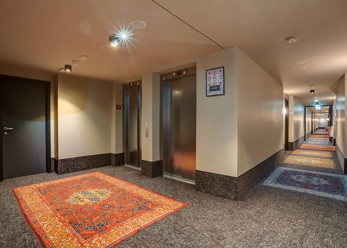 슐츠 월 앳 이스트 사이드 갤러리 호텔 3*